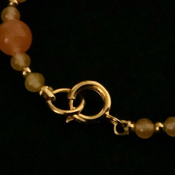 Beaded Bracelet Pink Gemstone and Imitation Pearls with Gold Tone Bead Spacers - Picture 9 of 13